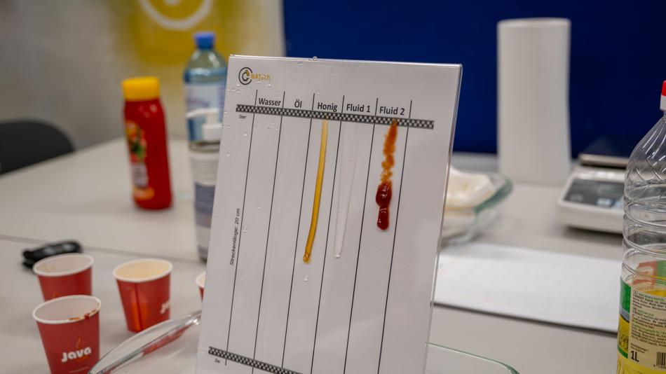 Flüssigkeiten rutschen über Tafel