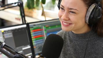Person im Radiostudio