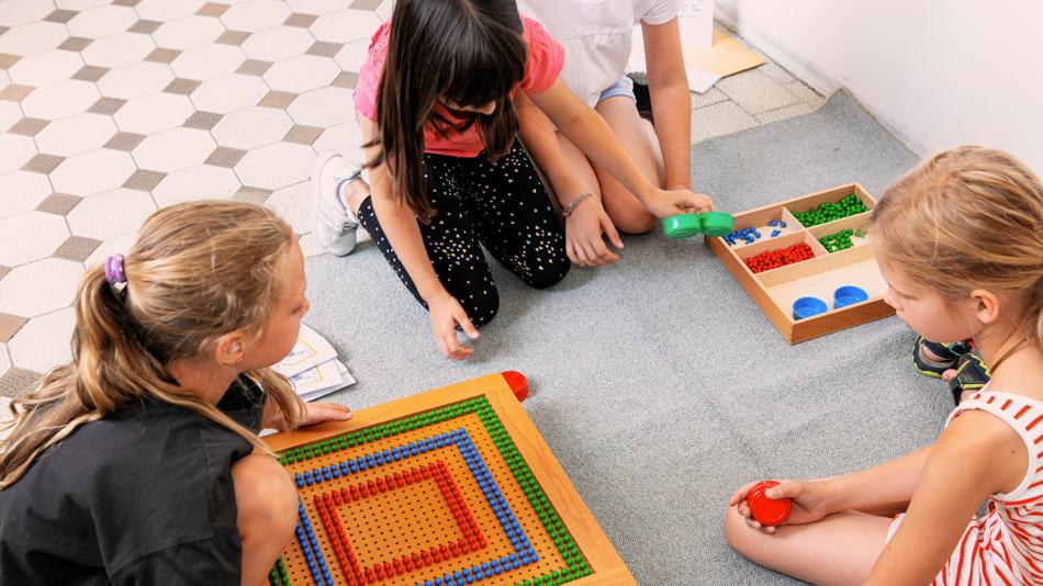 Kinder mit Mathematikspielzeug