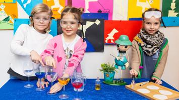 Kinder beim farbenfrohen Experimentieren