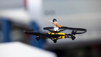 Elvis fliegt auf einer Drohne