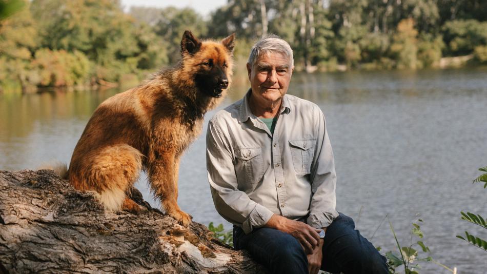 Kurt Kotrschal mit Eurasierhündin Lilly.