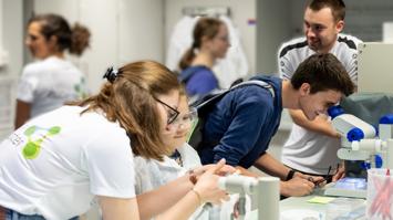 Besucherinnen bei der Mikroskop-Station