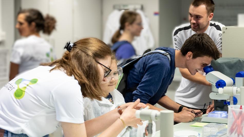 Besucherinnen bei der Mikroskop-Station