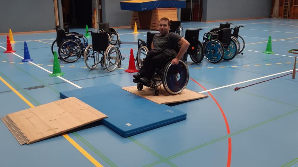 Bild Station Erfahrung Rollstuhl