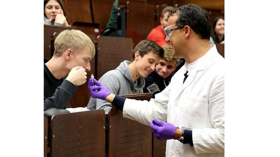 Chemieversuch im Hörsaal
