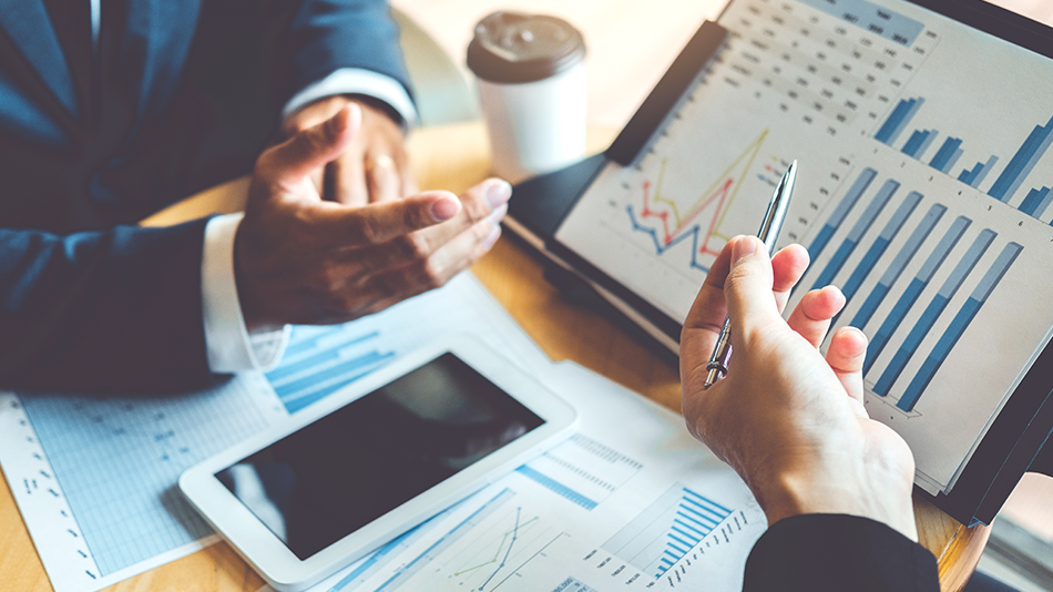 Hände von zwei Personen an einem Arbeitsplatz