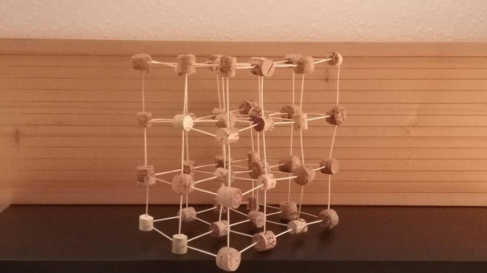 rechteckige Skulptur aus Korkstücken und Zahnstocher