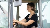 Frau in Traktor