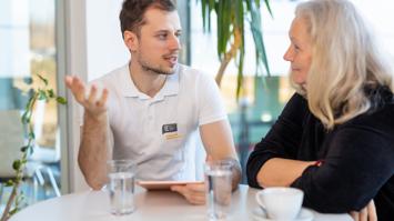 Gespräch zwischen einem Experten und einer Klientin