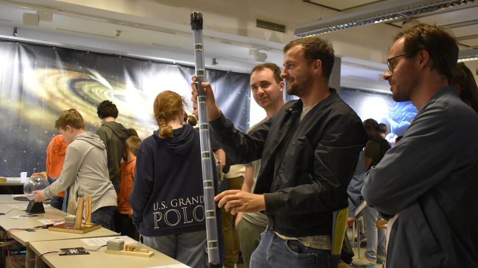 junge Männer expermimentieren mitr Magnetstäben