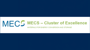 Logo MEC Cluster of Excellence, weiß, Schrift in blau und grün