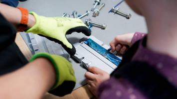 In der PLASTIC GARAGE wird Kunststoffabfall in praktische Gebrauchsgegenstände verwandelt