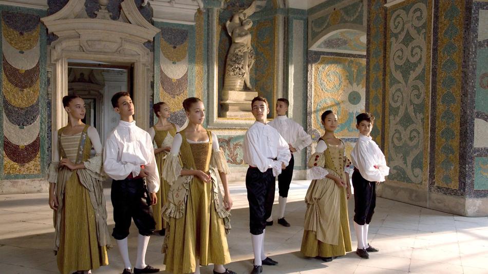 Foto des Barocktanzensembles LES PLAISIRS DE LA DANSE in historischer Garderobe