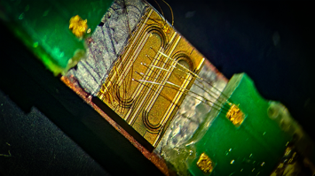 Computerelektrode stark vergrößert in den Farben gold und grün