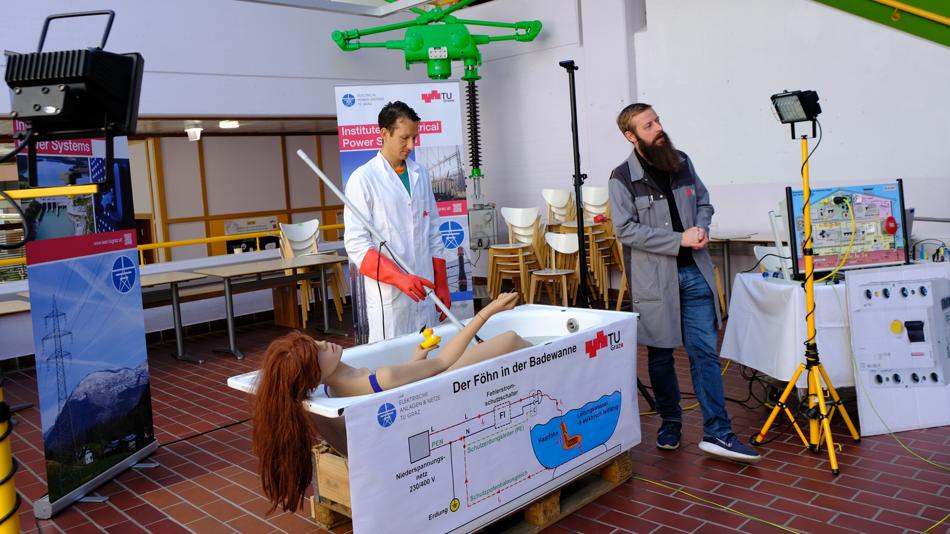 Spannung im Badezimmer