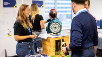 Station Barrierefreiheit: Zeigt Personen wie man Barrierefreiheit erleben kann