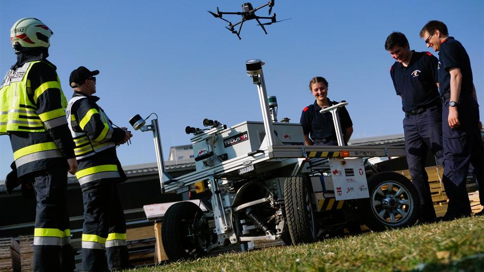 Feuerwehrleute beim Bedienen von Drohne und Roboter