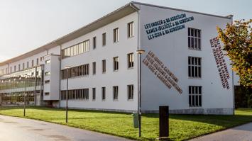Sprachenvielfalt am Gebäude der Universität Klagenfurt