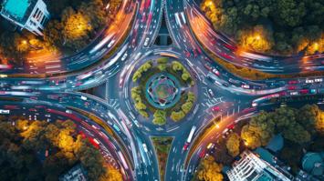KI-generiertes Bild von stark befahrenem Kreisverkehr und Autobahnen aus der Vogelperspektive
