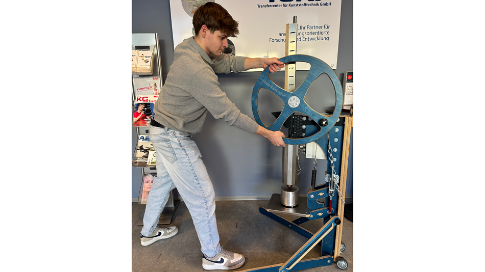 Person bedient Maschine