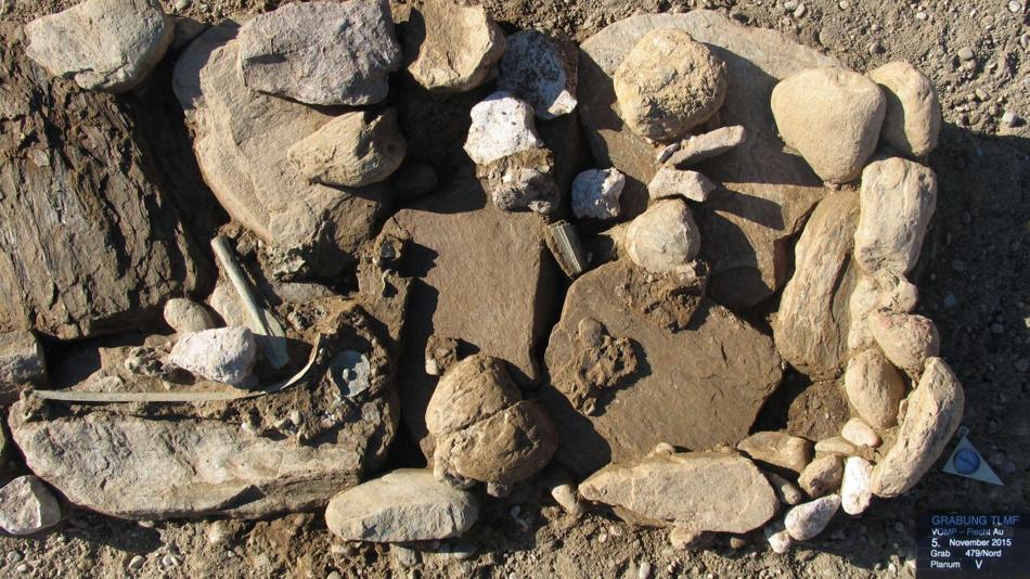 Ein zerbrochenes Schwert und verstreute Lanzenteile: Die Freilegung dieser Grabbeigaben aus der Spätbronzezeit macht die Geschichte hinter den Funden greifbar.