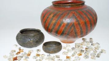 Materielle Kultur des Abschieds: Keramikgefäße enthielten oft Speisen und Getränke für die letzte Reise. Knochen (Astragale) sind Überreste von Fleischbeigaben oder dienten als Spielsteine.