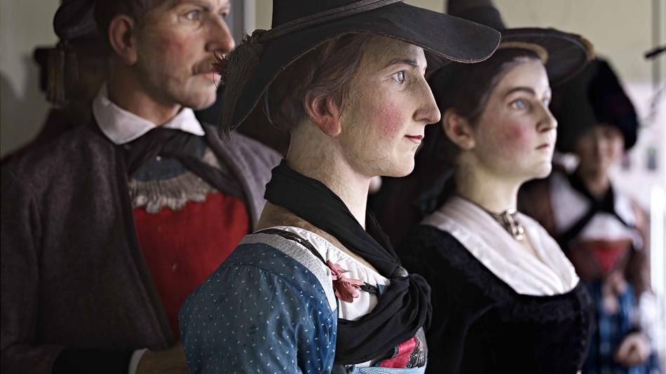 Hölzerne Figurinen in der Trachtenabteilung: Wo endet die Aussagekraft der Tracht und wann braucht es Schriftquellen oder Bilder?
