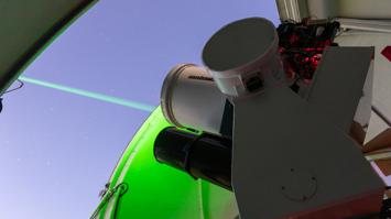 0,5 m Teleskop mit eingeschaltetem Laser.