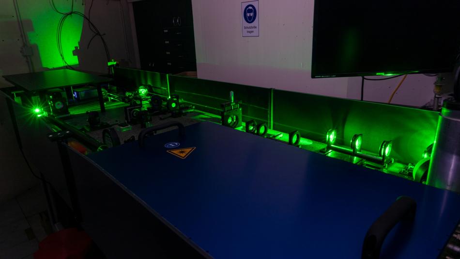 Lasertisch - hier wird der Laser so manipuliert, dass er für die Messungen verwendet werden kann.