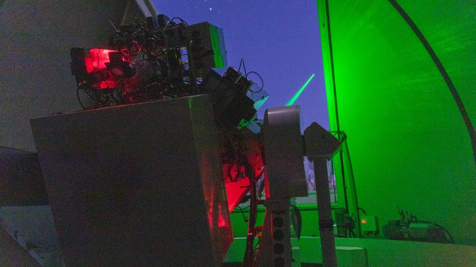 0,5 m Teleskop im Inneren der Kuppel mit eingeschaltetem Laser