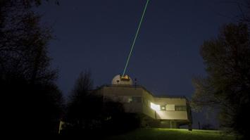 Die IWF-Laserstation bei Nacht