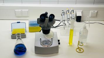 Mikroskop und Reagenzien