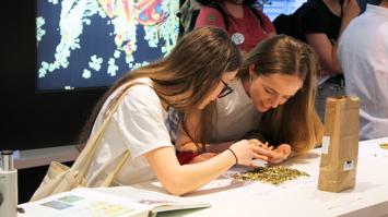 Mitmachstation: Analyse von Teedrogen