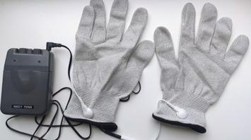 Tremorsimulator mit einem Paar Handschuhen