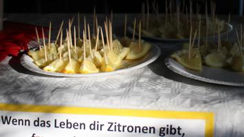Zitronenspalten auf Teller