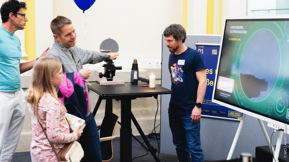 Temperaturunterschiede und Verwirbelungen erzeugen faszinierende Muster, die mit optischen Methoden erlebbar gemacht werden.