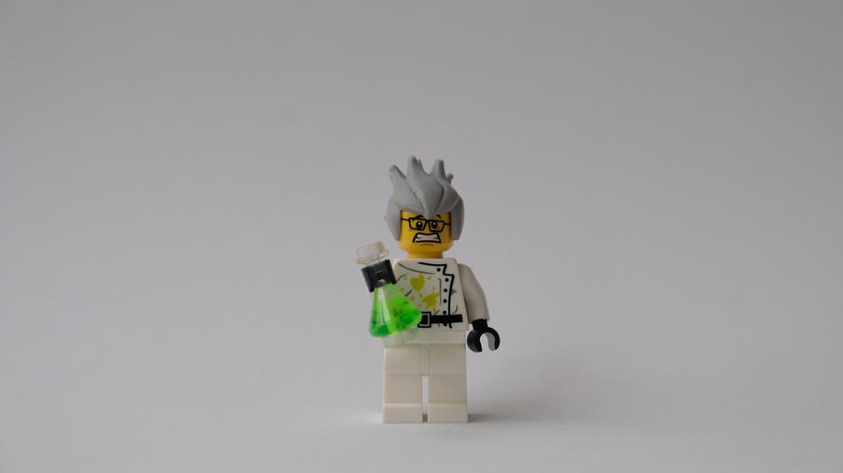 Lego-Männchen mit grüner Flüssigkeit in der Hand