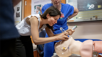 Intubieren an einer Simulationspuppe