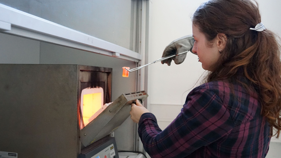 Ofen Metall junge Frau