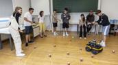 Roboter-Wettrennen: Im Team versucht ihr, den Roboter mithilfe eines Tennisballs schnellstmöglich durch einen Parkour zu steuern.