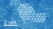 Xenon Nanocluster welches zwischen zwei Lagen Graphen eingeschlossen ist.