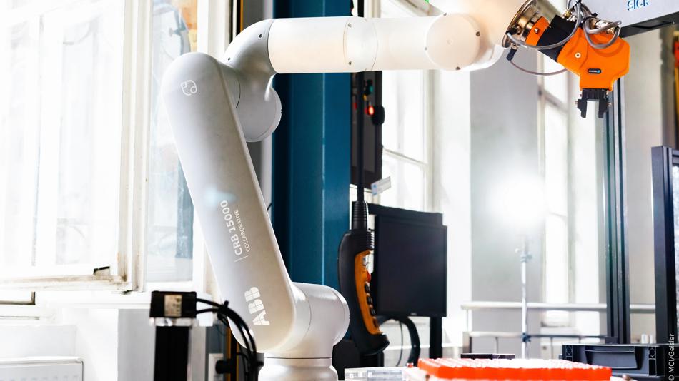 an einer spielerischen Aufgabe können Sie hier Ihr erstes eigenes Roboterprogramm erstellen.