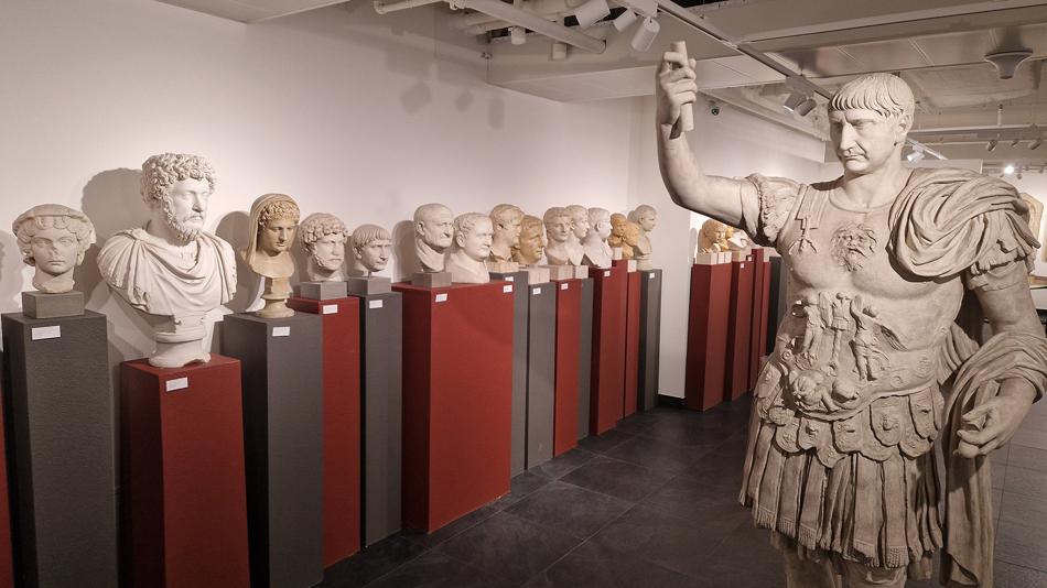 Foto diverser Gipsabdrücke des Archäologischen Universitätsmuseums Innsbruck