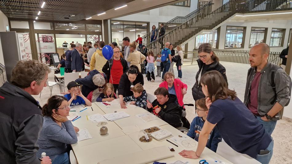 Kinder beim Spielen antiker Spiele