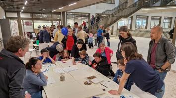Kinder beim Spielen antiker Spiele