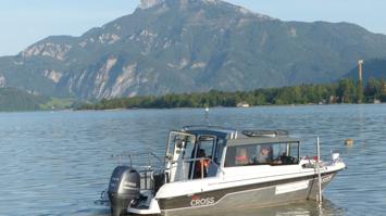 Boot des Bundesamtes für Wasserwirtschaft vor dem Schafberg am Mondsee