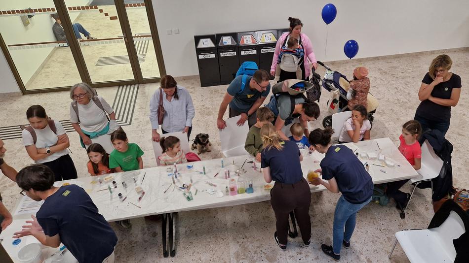 Kinder beim Herstellen von Abgüssen