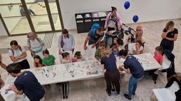 Kinder beim Herstellen von Abgüssen