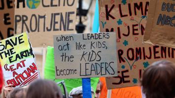 Schilder von Demonstrant:innen bei Klimastreik